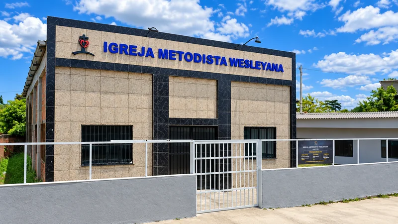 Fachada da Igreja Metodista Wesleyana Valdariosa, com sua identificação e portão de entrada