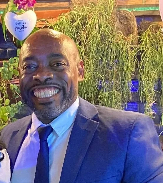 Pastor Willyam Rocha sorrindo, vestido com terno azul